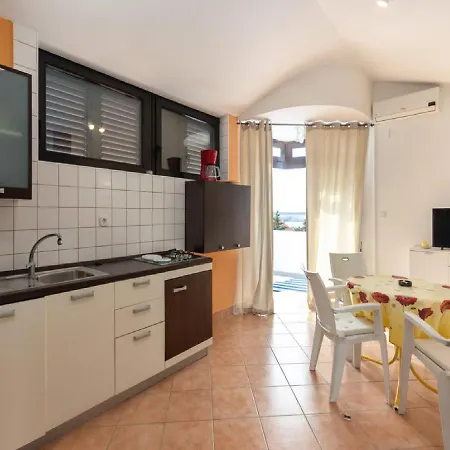 Apartment Ilija Njavro *
